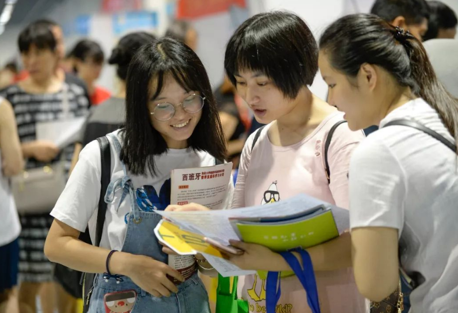 2021年高考分数线公布，文理相差100分，文科生：想上本科太难了