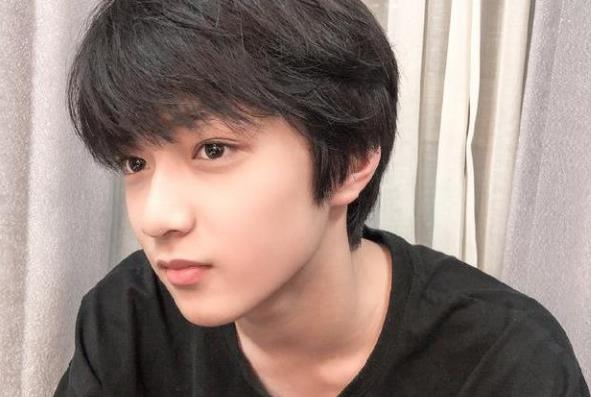 时代少年团刘耀文，陷入“升学”风波，被调侃巴蜀中学一日游