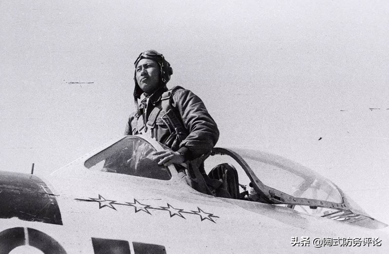 狂人戴维斯的末路：嘲笑志愿军飞行员不如日本，部下都赌他啥时死