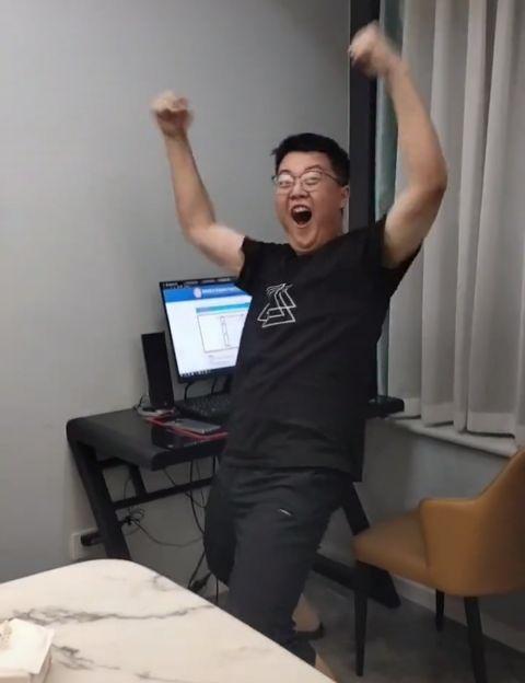 四川考生高考689分，父子二人高兴拥抱，网友却调侃二人样貌