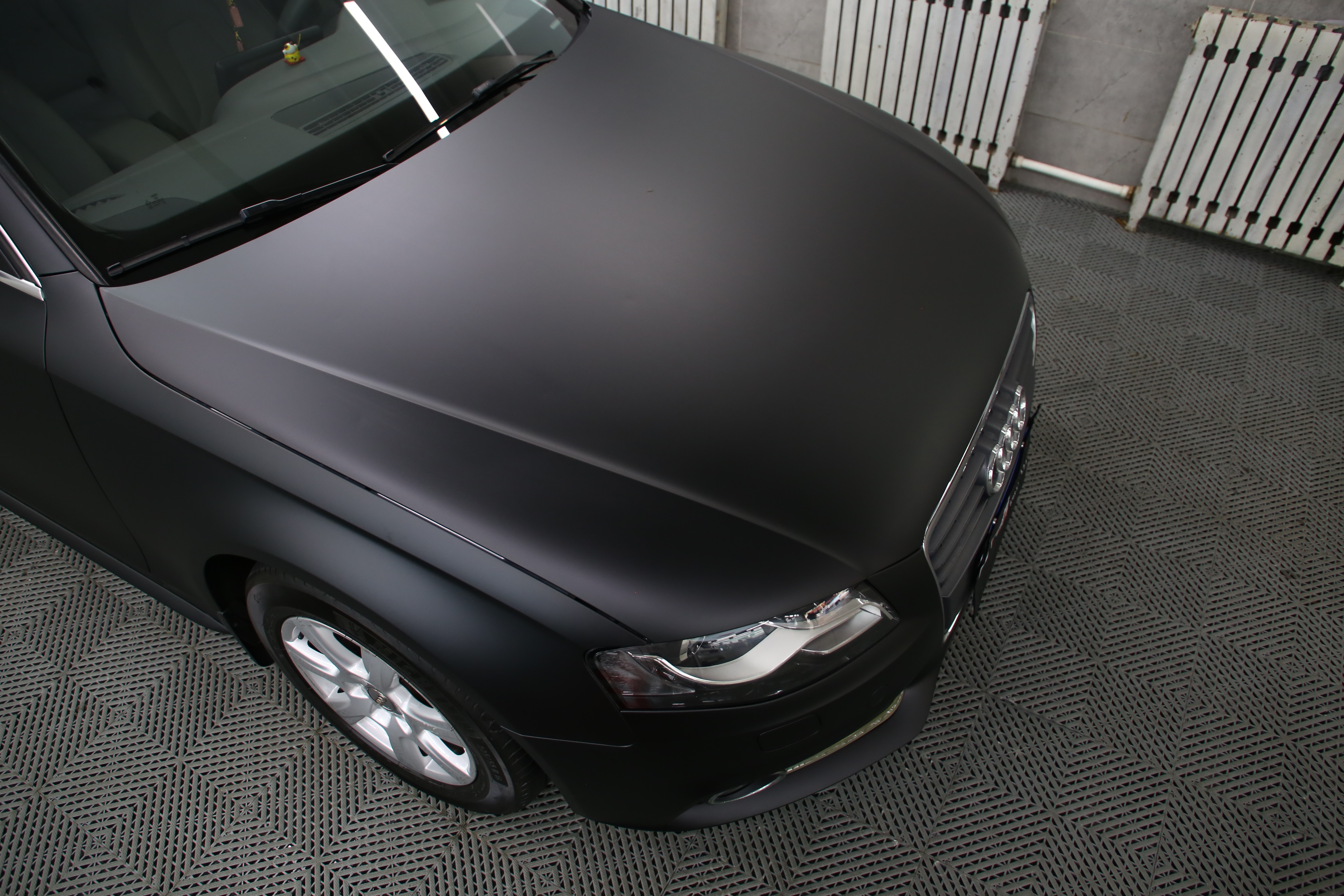 奥迪a4改色膜效果图(奥迪a4l改色超哑黑) - 四帝国车市