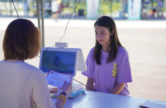 武汉学院新生开学，“迪丽热巴”前来报到，引老师和学生“围观”