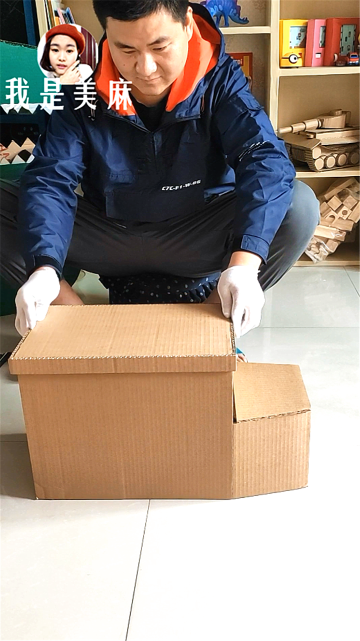 纸箱还能这样玩，爸爸做了一辆幼儿园校车，做法超简单，一看就会