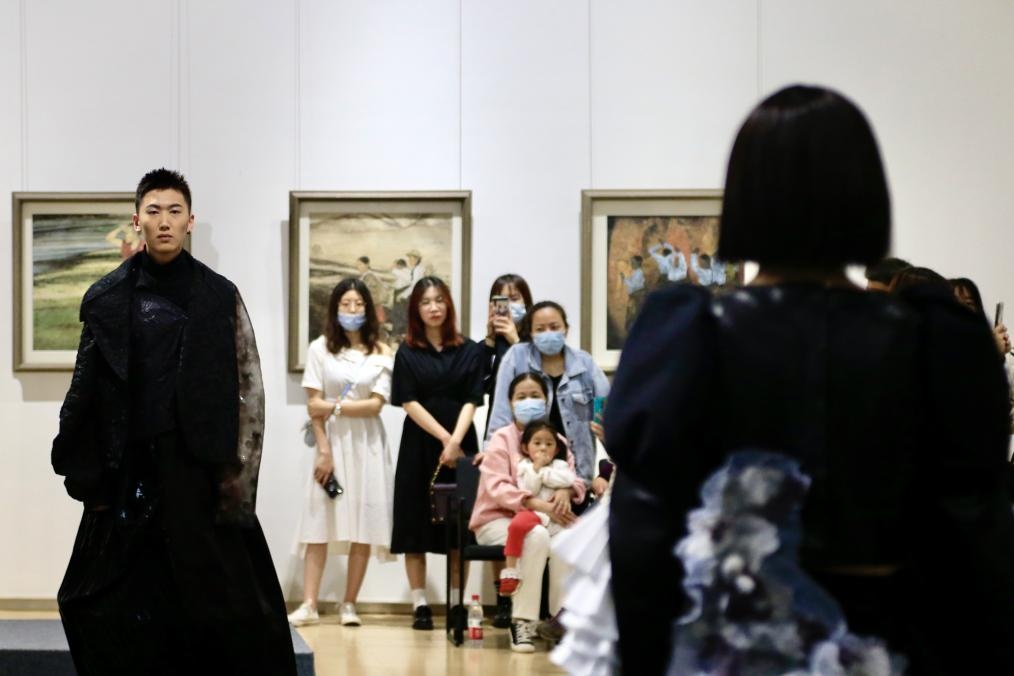 “最美美术馆”遇见“最美服装秀”江汉大学STYLE SHOW项目式教学成果展首秀圆满举行