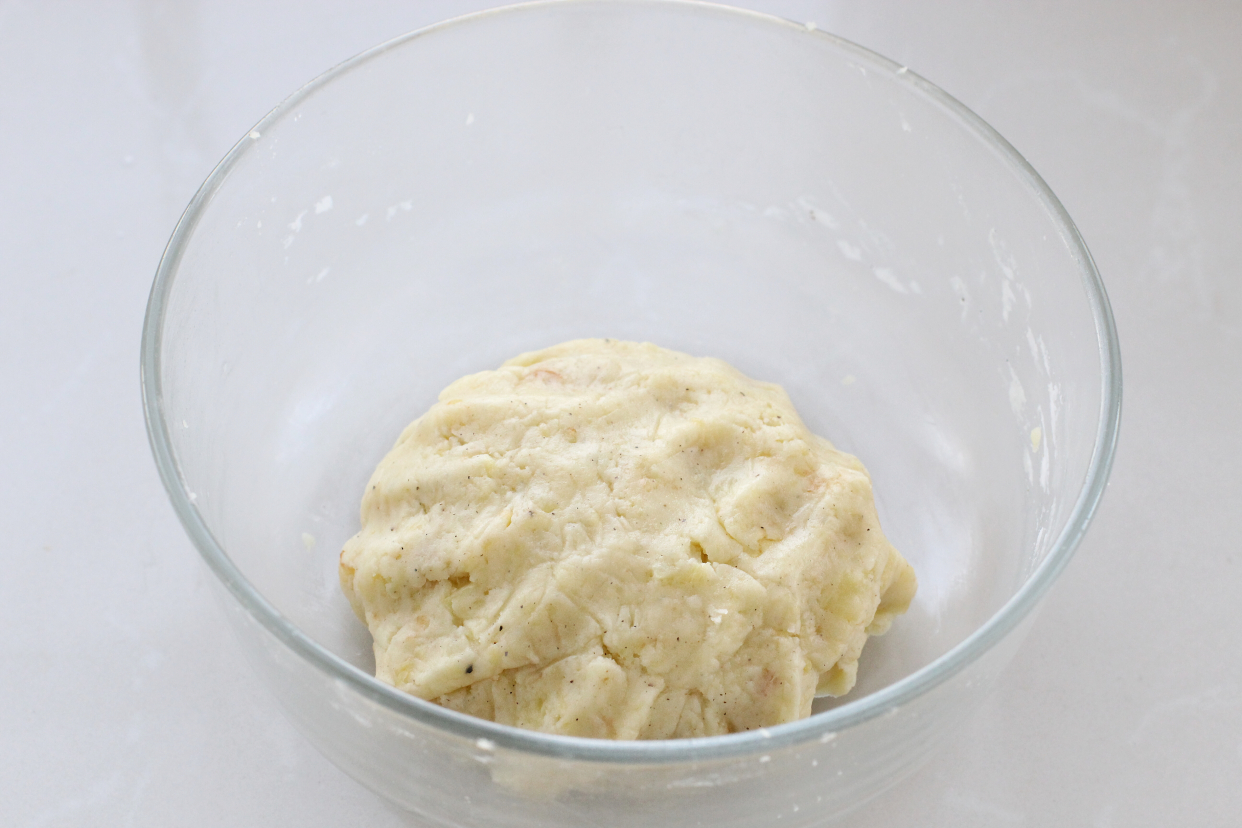 在家做麦叔叔同款薯饼，两个土豆就能做一大盘，外酥里糯香喷喷的