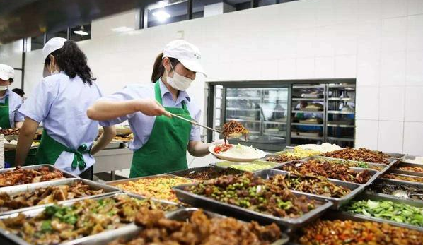 学校食堂利润一般多少（承包一个8500人的学校食堂）