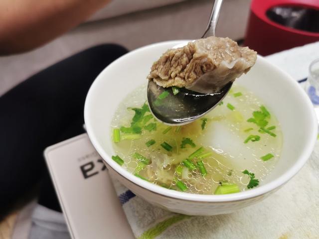 家常版清炖羊肉，用最少的料，炖出最鲜的汤，好喝不腻，没腥膻味