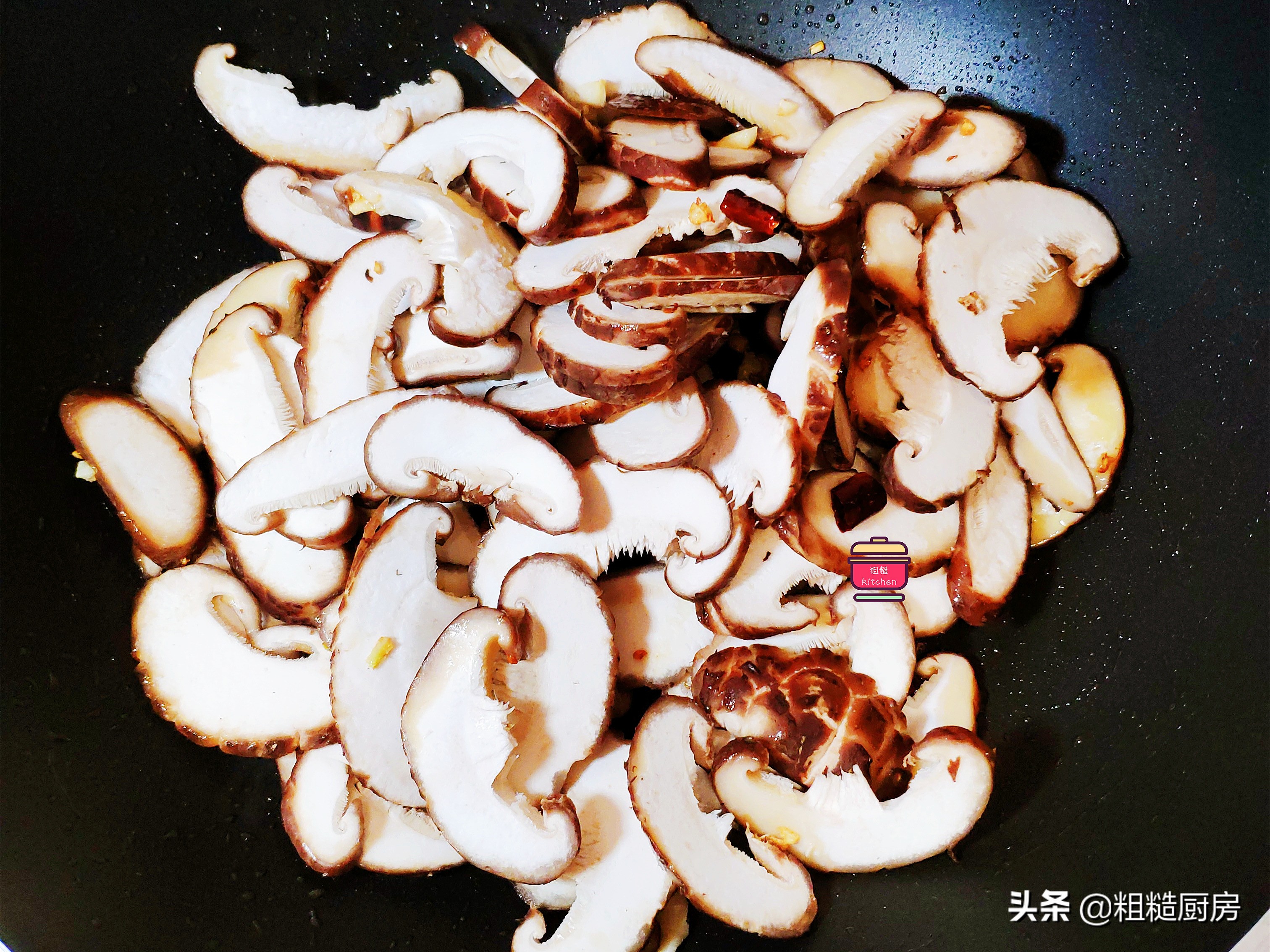 香菇这样做给肉都不换，滑嫩鲜香真下饭，5块钱炒一盘，简单美味