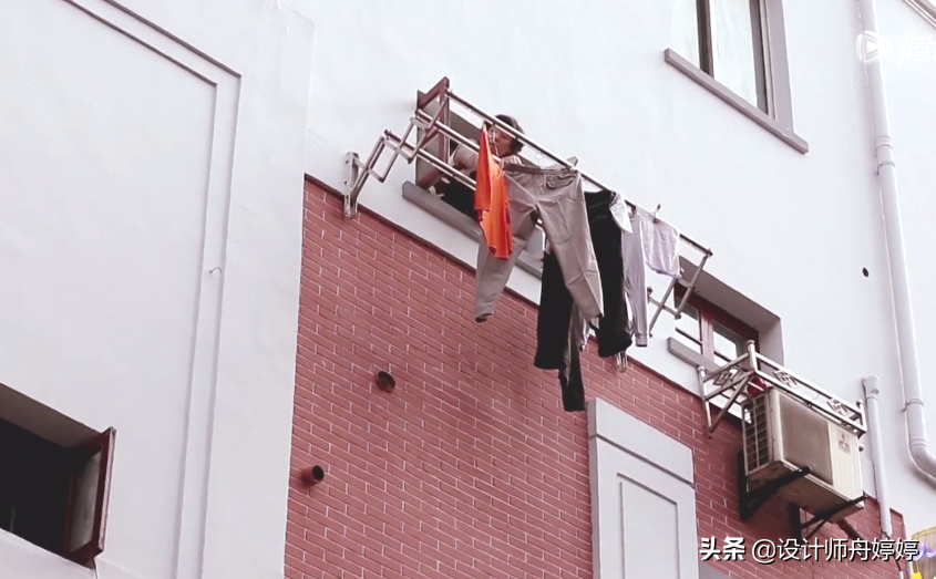 3人住上海27㎡，海归美女睡父母床尾，头顶排污管总渗黄色水渍