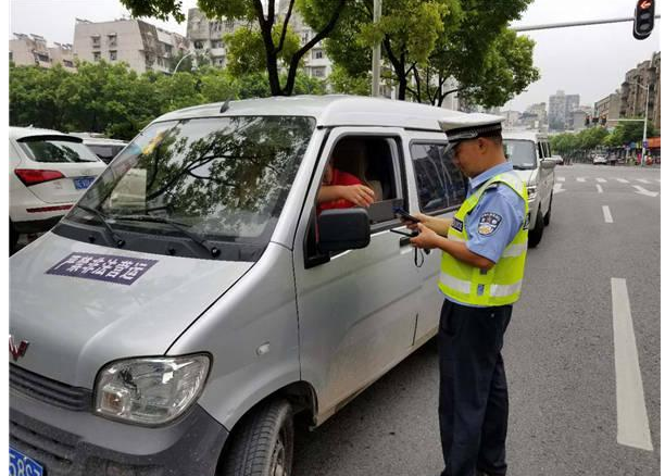 面包车拉两箱水果罚200，车主：拉人拉货都不行，还能装啥？
