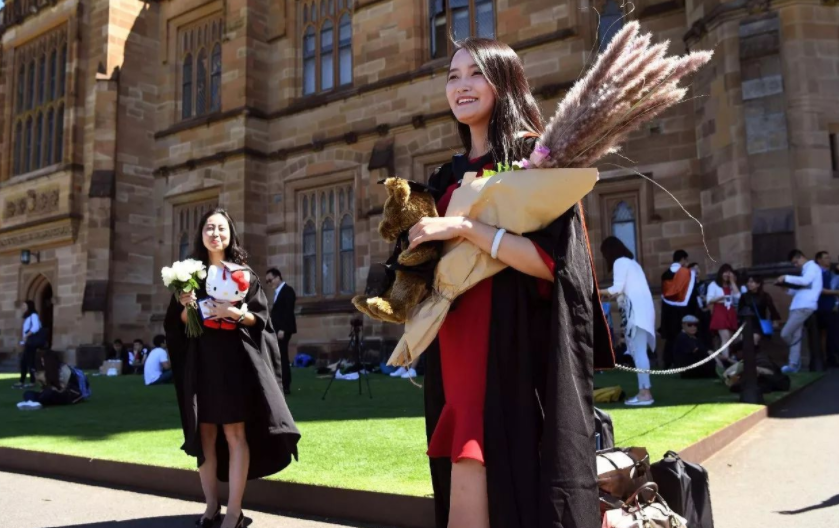 滑稽！因手机存有军训照片，赴美留学生被遣返，看看英国怎么做的