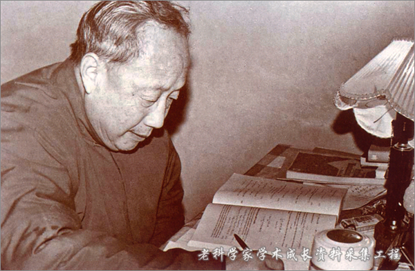 他当了近30年校长，为中国教育“搭梯铺路”，学生不少成了院士