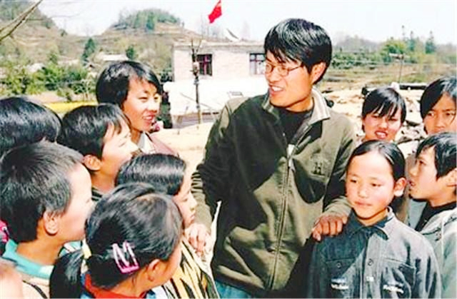 那位感动中国的支教老师，曾刺痛大众眼睛，已任县领导近3年