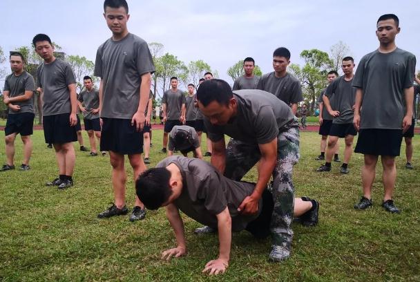 大学生迎来好消息，2021参军者可直接保送军校，但要满足前置条件