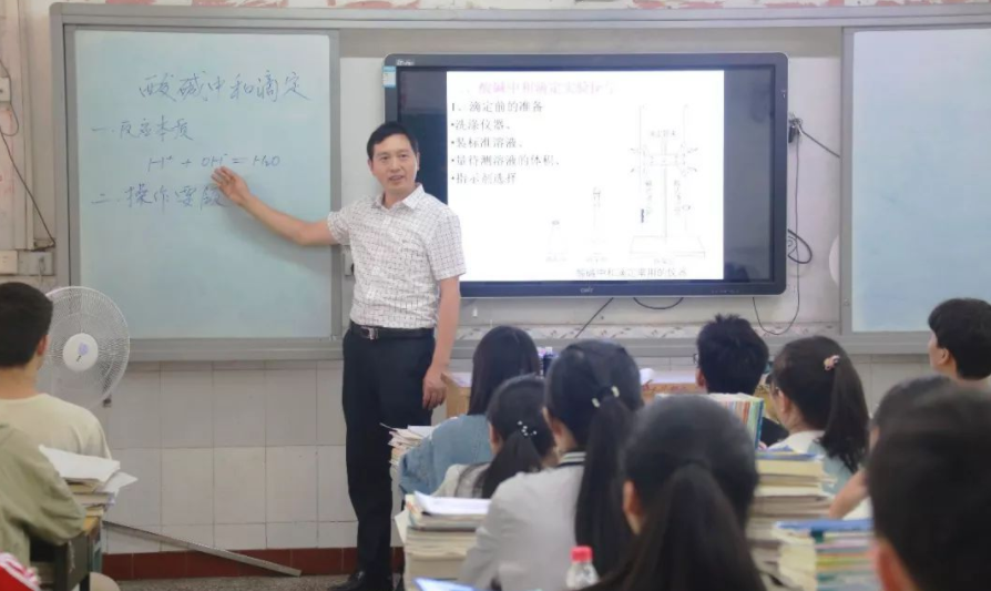 大学教师看着风光无限，其实并非如此，月薪5000且无编制才是常态