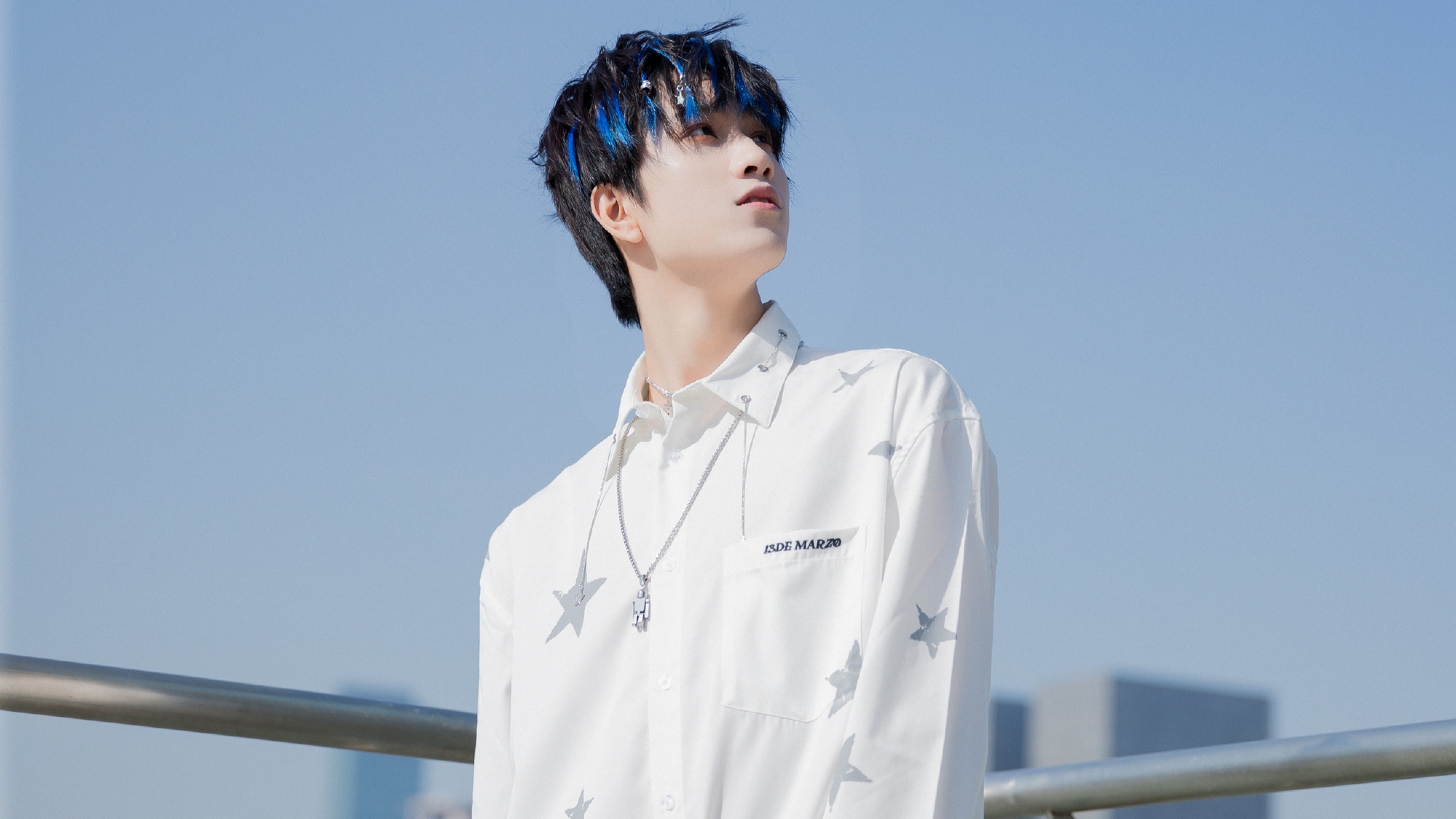 敖子逸在学校的照片（18岁敖子逸一身正气）