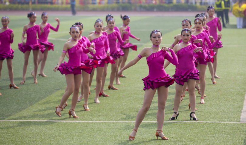 某高校运动会，4位女学生跳热舞，男生称动作不雅引发网友争议