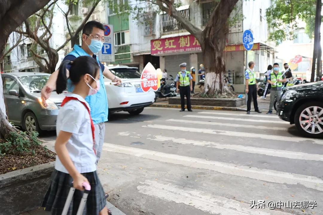 开学啦！现场多图预警：妈趴窗，爹爬墙，脸贴地！场面过于欢乐