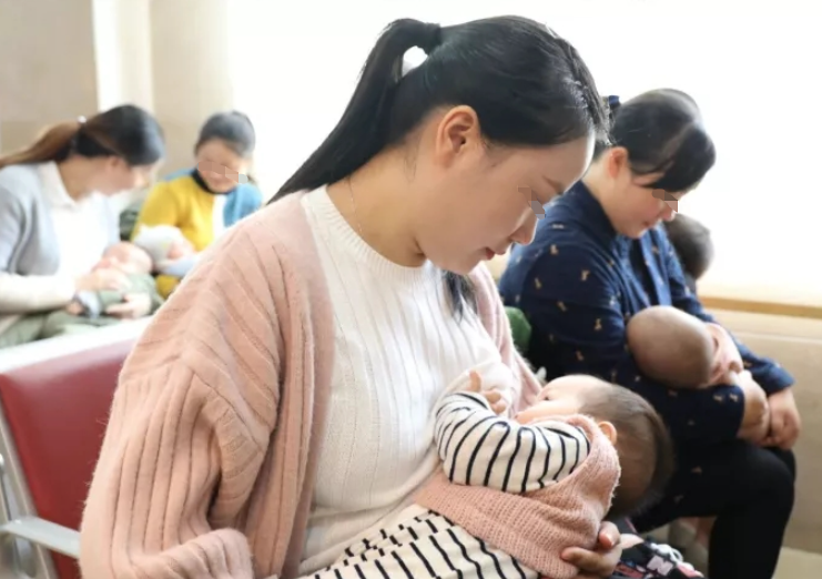 为何母乳喂养时,宝宝经常"吃一会,睡一会"?其中一点很有爱