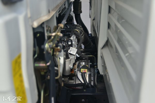 坐上去像开轿车？国六江铃凯运轻卡实力抢镜，升级的不止是内饰