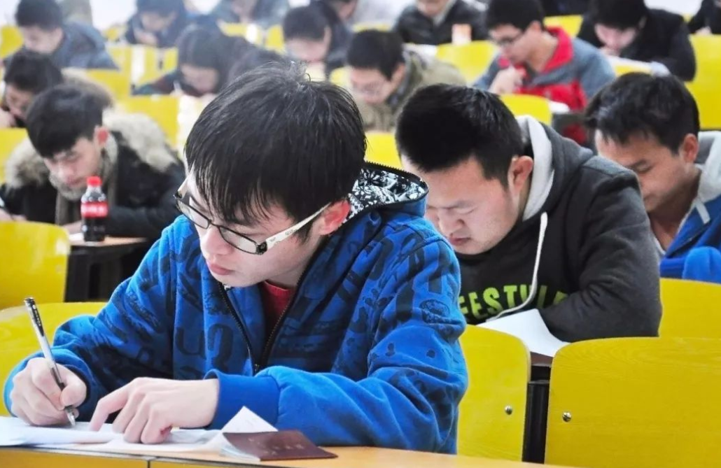 艰难考上本科，毕业证上“专升本”字样引起关注，原始学历受重视