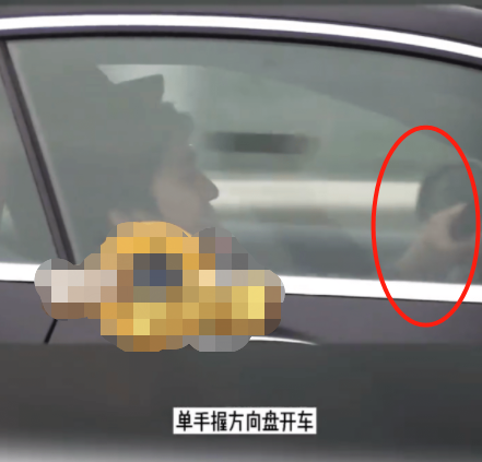 蔡徐坤被偷拍疑似抽烟，头靠车座一脸享受，司机抽烟单手违规驾驶