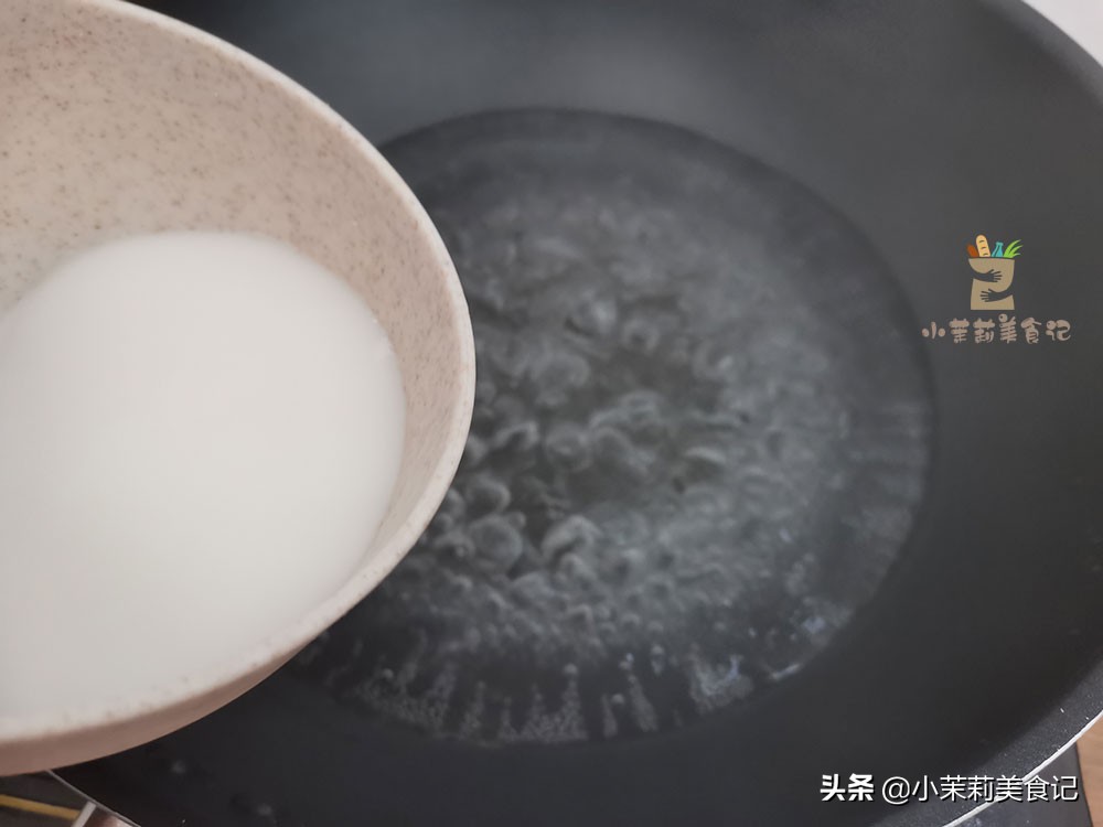 做蛋花汤，最忌水开直接淋蛋液，大厨教我3招，蛋花漂亮鲜嫩不腥