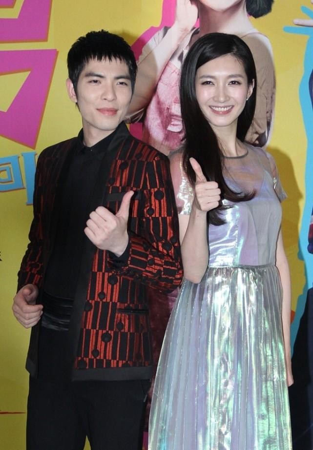 江疏影这造型有点失败，显的比萧敬腾还胖，笑起来也很有甜蜜感