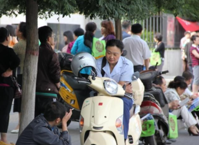 高考“旗开得胜”的宝爸火了，妈妈们集体认输，网友：艳压