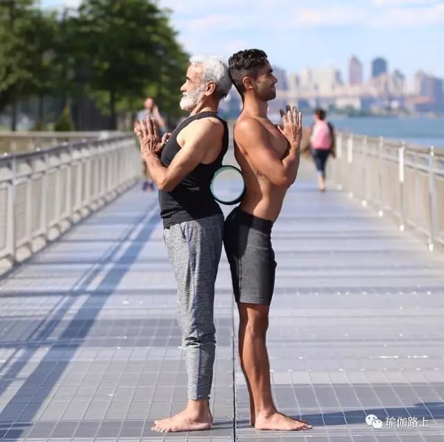 19歲開始練瑜伽，現成 80 歲老爺子，倒立只用頭！