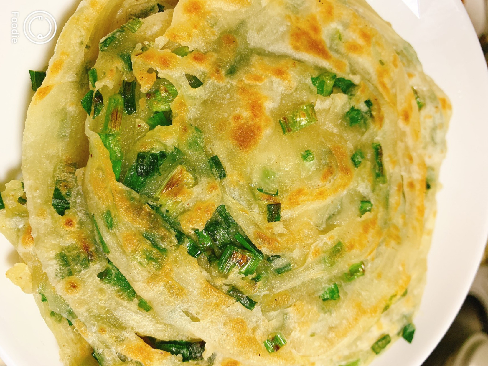 凉了也不硬的葱花饼做法，酥脆可口，葱香味浓郁，大人孩子都爱吃