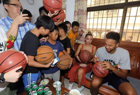 nba有哪些球员祖籍是中国人(现役唯一有中国血统的NBA球员，曾来深圳认亲，现已被录入家谱)