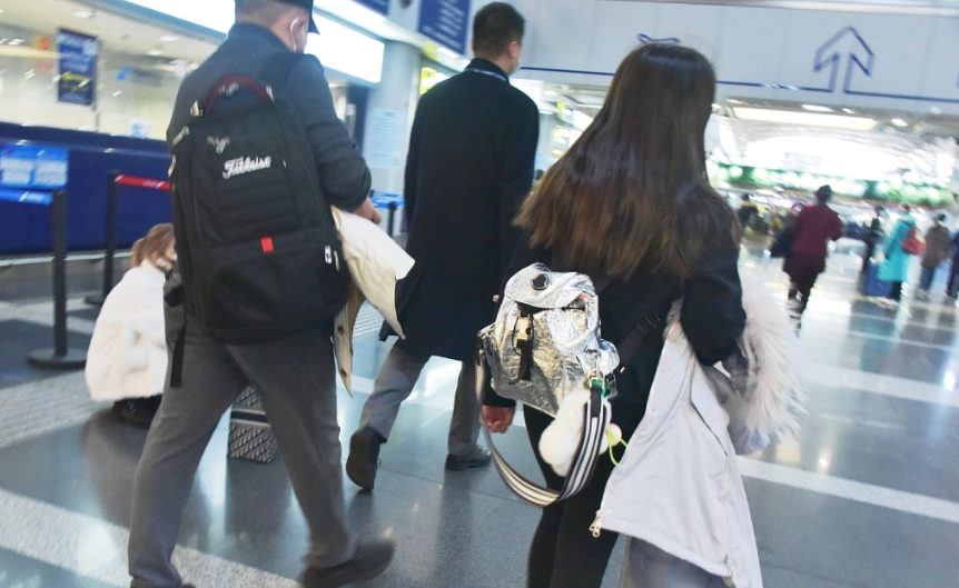 刘涛一双儿女罕见露面！王珂与12岁女儿亲密并行，儿子孤单尾随