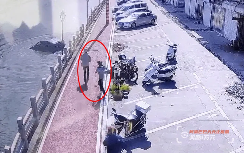 女子驾车冲入3米深河，生死两分钟，“最帅F4”出手了