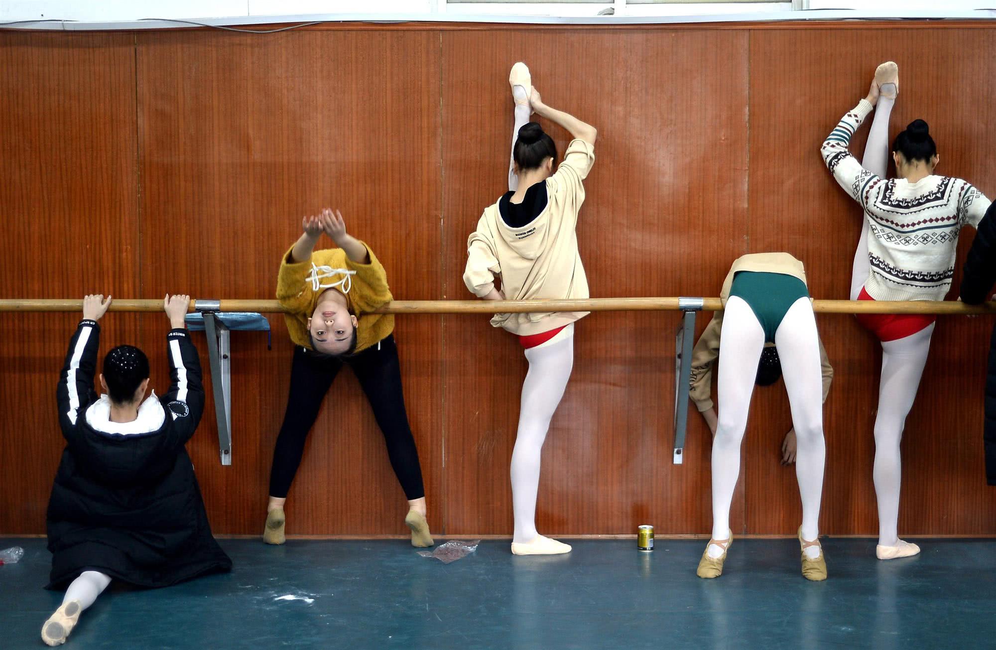 有一种痛叫舞蹈艺考生肌肉撕裂的痛,你还敢报考吗?