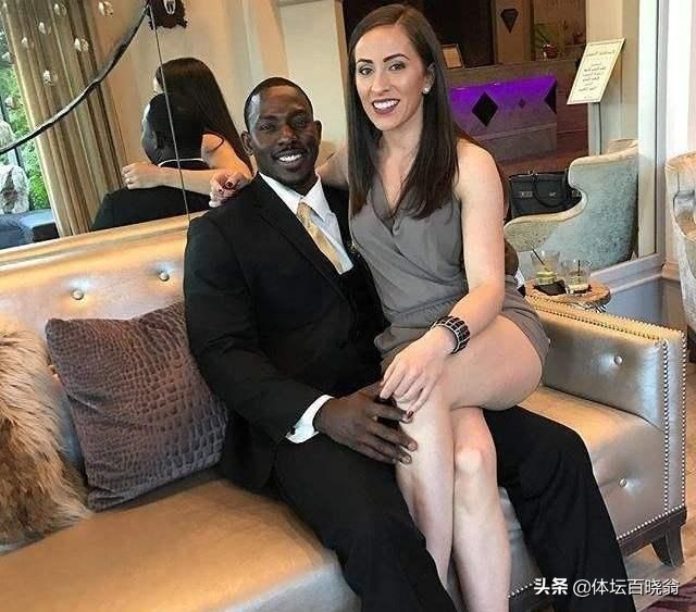 为什么nba球员白人(为何NBA黑人球星总能找到白人女友？除了天生优势，还有两大原因)