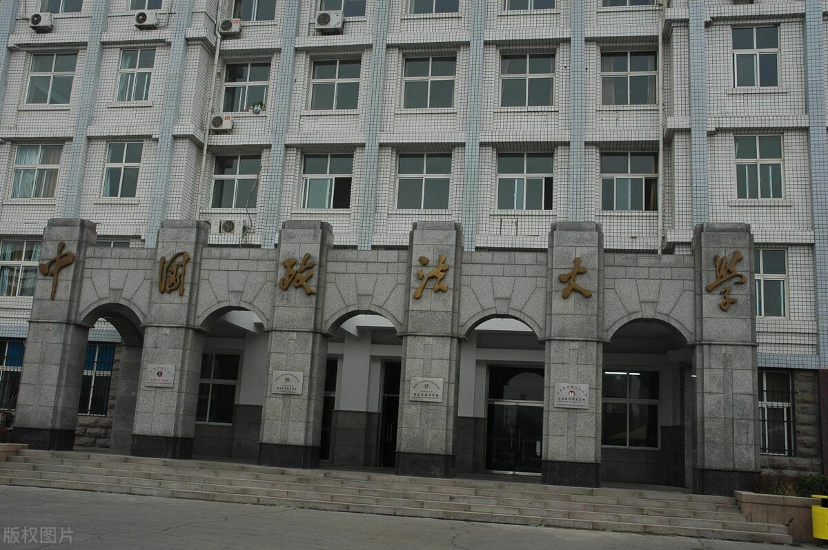 五大法学院就业分析，中国政法大学深造率居首，地域选择趋向明显