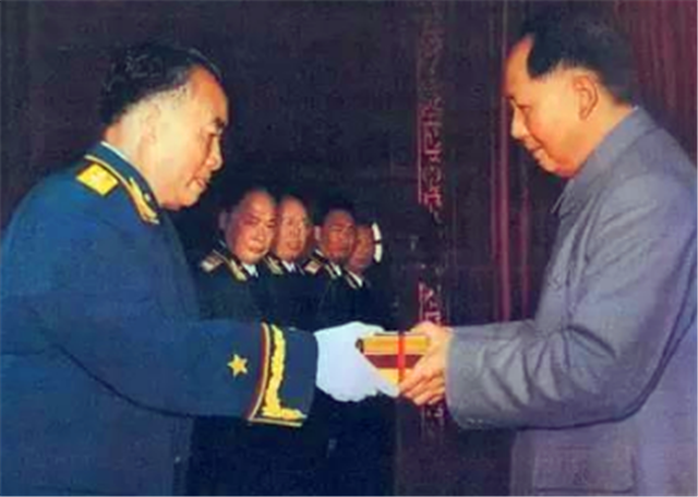 毛主席究竟用什么镇住了10大元帅们？