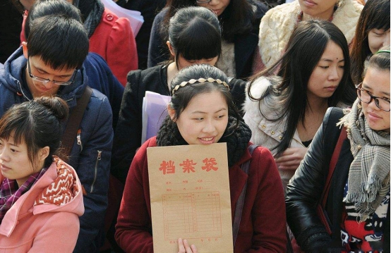 大一新生报到前，学生要及时办好“一档三证”，以免开学手忙脚乱