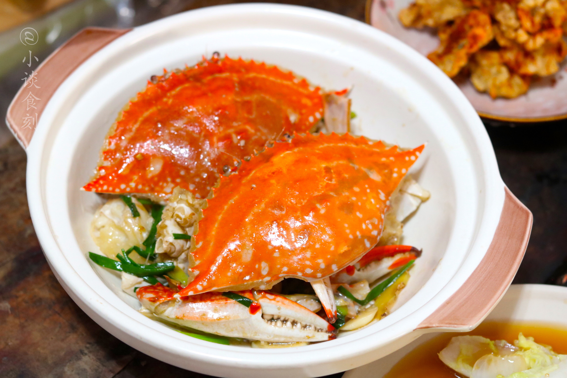 螃蟹别只会蒸煮，教你一剁一煎锅里一焖，比蒸煮的原味螃蟹更好吃