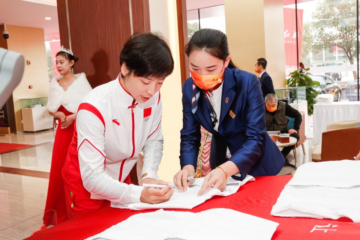 中国荣耀健儿尹笑言红旗 H9 交车仪式圆满完成