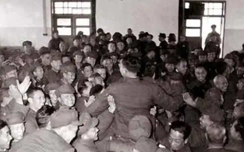 华国锋拿出国民党战犯名单，指出13人不可特赦，毛主席：都放了