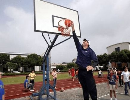 为什么nba球员扣篮很轻松(这绝对不是P图，在NBA真有人能实现“站扣”现役2人上榜)