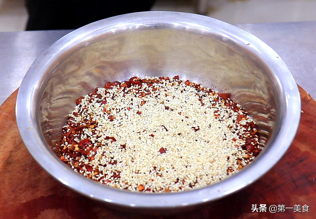 做辣椒油时不要直接泼油，多加这一步，香气扑鼻，色泽红亮
