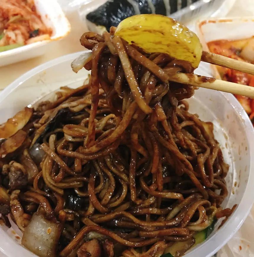 看完电影《金氏漂流记》,我立即打开了外卖平台,搜索"炸酱面".