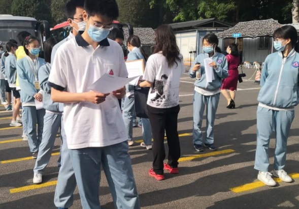 44年前的高考试卷曝光，和现在高考试卷对比，难度差的不是一丁点