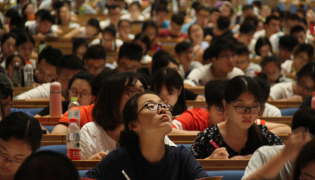 大学高颜值老师火了，被学生称为“西政何以琛”，上课还需要抢座