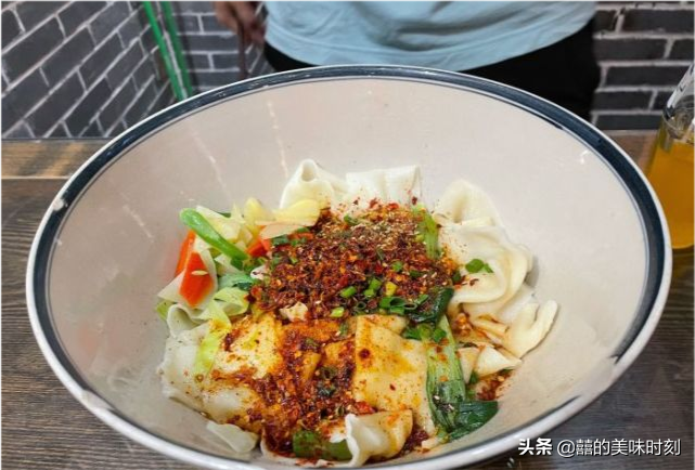 西安这碗面比脸盘子还大，每天都人山人海，客人却很不满意