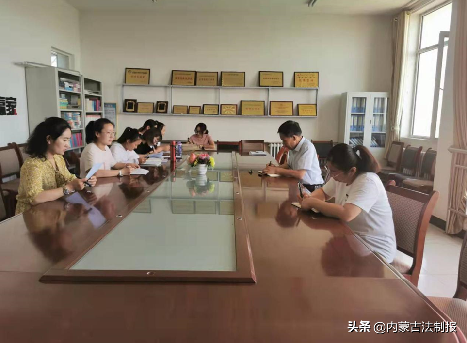 扎根农村默默耕耘 敬业爱生师德高尚——记包头市土默特右旗二十四顷地中心学校教导主任王利平