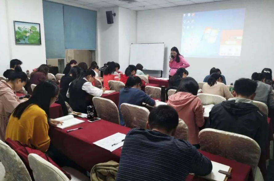 大学教师看着风光无限，其实并非如此，月薪5000且无编制才是常态